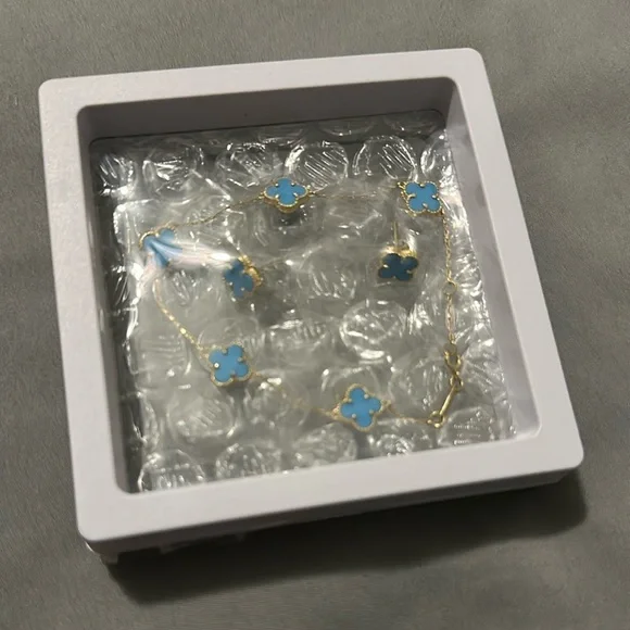 NEW Gold and Blue Clover Bracelet and Earrings set - Picture 6 of 6